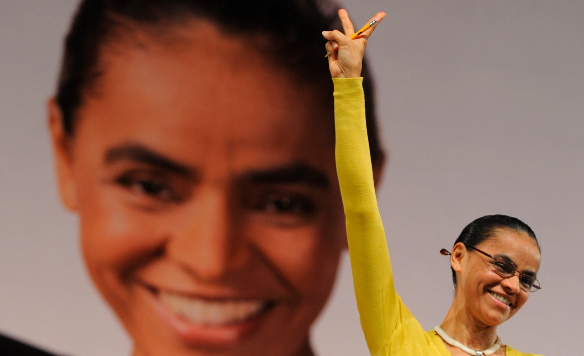 Marina Silva sorrindo e levantando o lápis em campanha