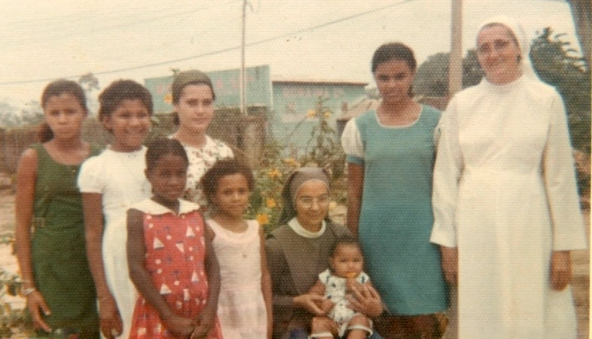 Marina Silva jovem ao lado das freiras e crianças no Acre
