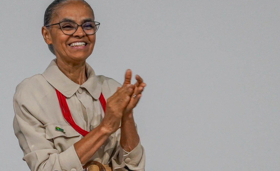 Marina Silva aplaudindo no Ministério do Meio Ambiente e Mudança do Clima